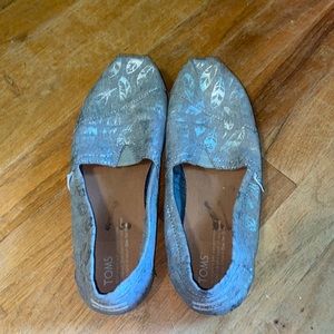 TOMS feather print